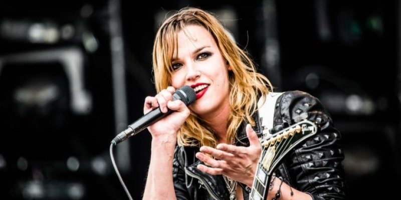  Watch HALESTORM's LZZY HALE Join SMASHING PUMPKINS For Cover Of LED ZEPPELIN's 'Stairway To Heaven' 