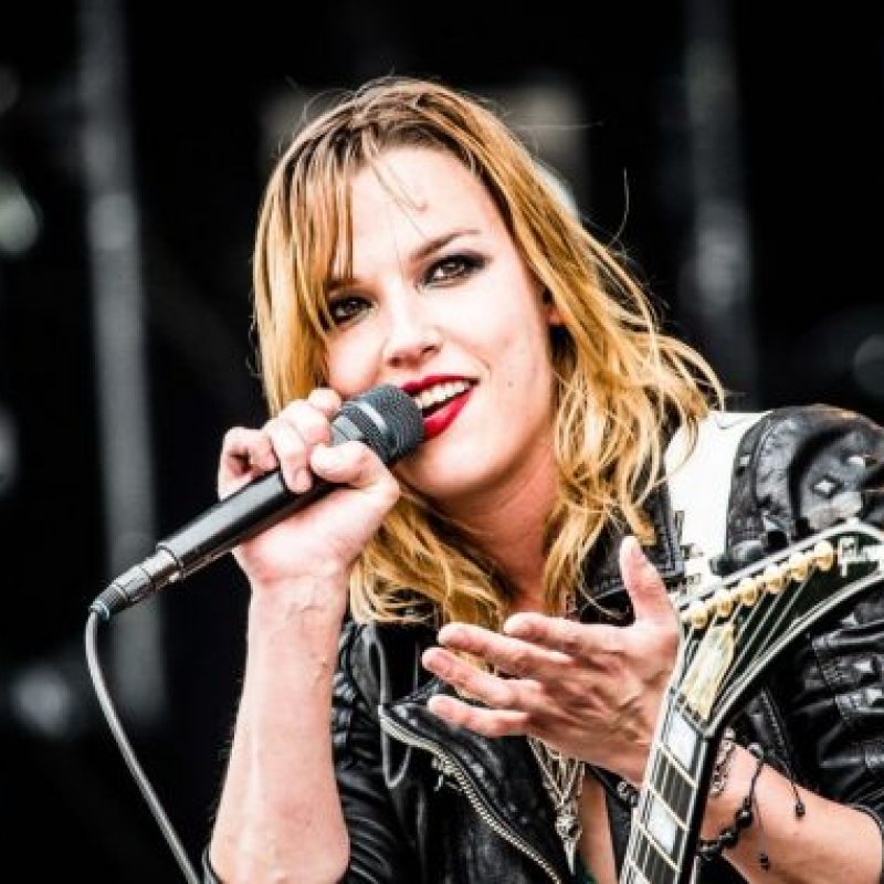  Watch HALESTORM's LZZY HALE Join SMASHING PUMPKINS For Cover Of LED ZEPPELIN's 'Stairway To Heaven' 