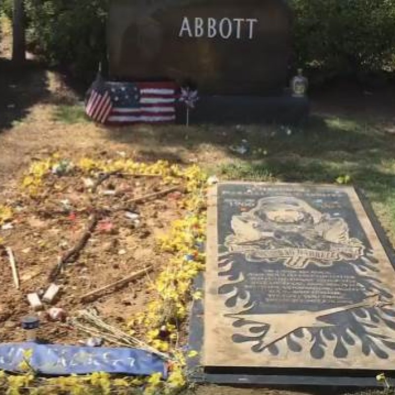  VINNIE PAUL: New Video Footage Of Final Resting Place 