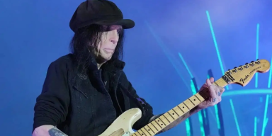 MICK MARS Suing MÖTLEY CRÜE, Says All Of NIKKI SIXX’s Bass Tracks On ‘The Stadium Tour’ Were Pre-Recorded