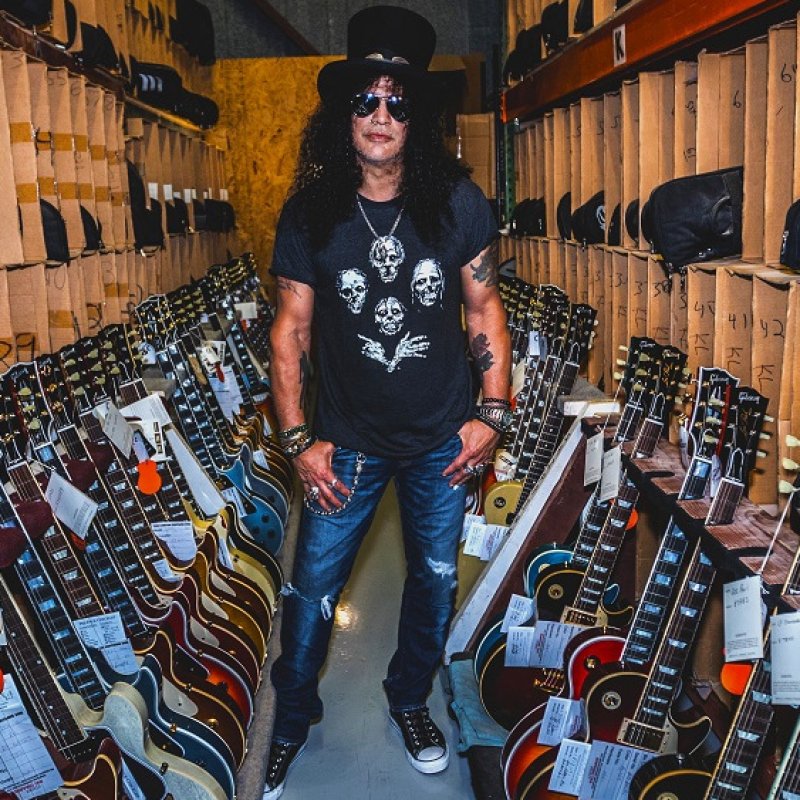  SLASH FEATURING MYLES KENNEDY AND THE CONSPIRATORS: 'Living The Dream' Artwork Unveiled; 'Driving Rain' Single Available 