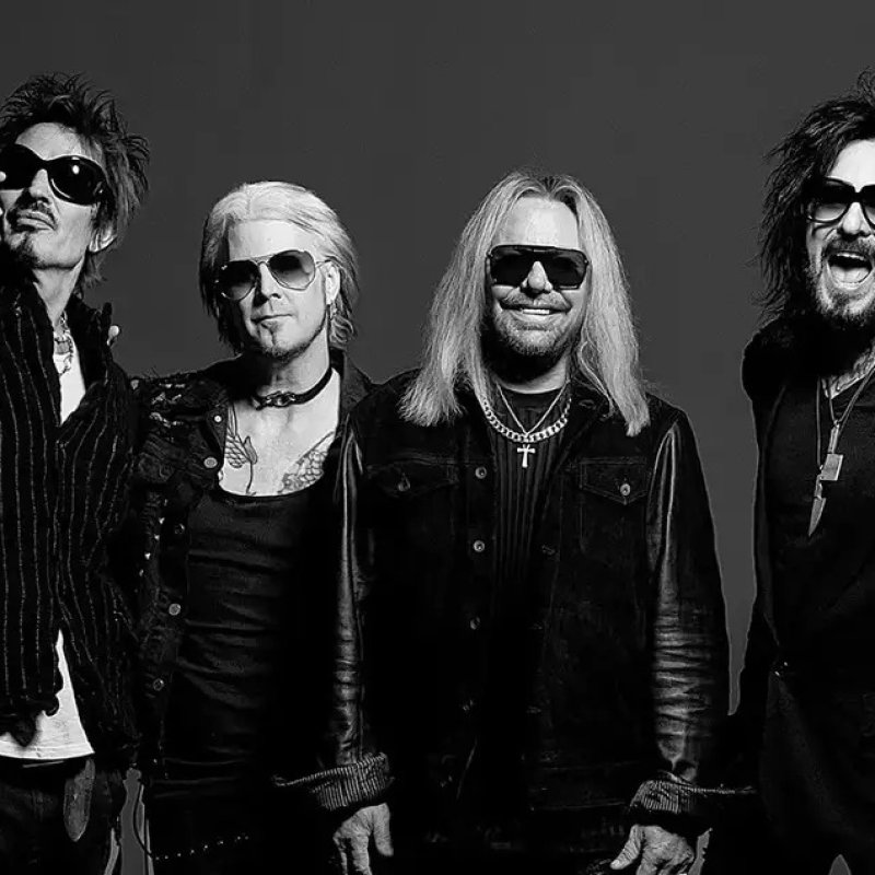 M&Ouml;TLEY CR&Uuml;E Deletes Comment Insulting A Fan Over Backing Tracks Use