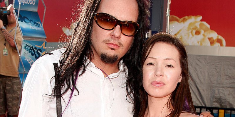 Korn Vocalist Jonathan Davis’ Wife Deven Davis Dead at 39!