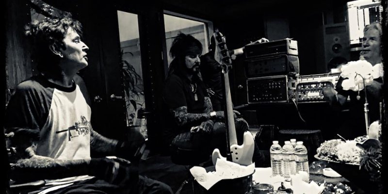 MÖTLEY CRÜE's NIKKI SIXX And TOMMY LEE Reunite In The Studio!