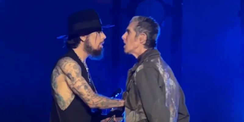 JANE'S ADDICTION Concert Abruptly Ends After Perry Farrell Assaults Dave Navarro, Forced Offstage by Crew