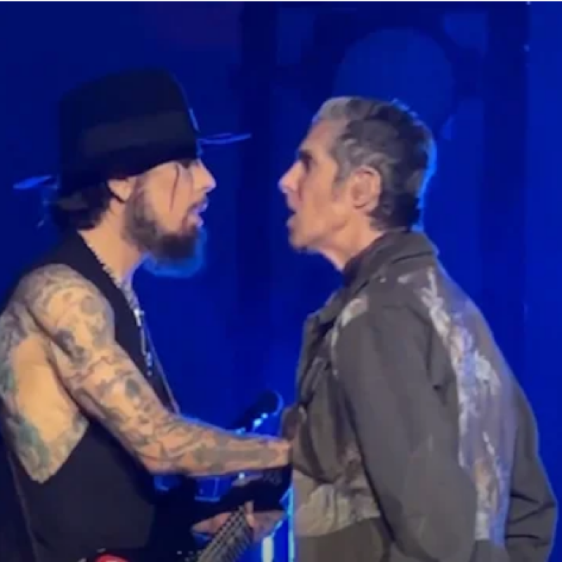 JANE'S ADDICTION Concert Abruptly Ends After Perry Farrell Assaults Dave Navarro, Forced Offstage by Crew