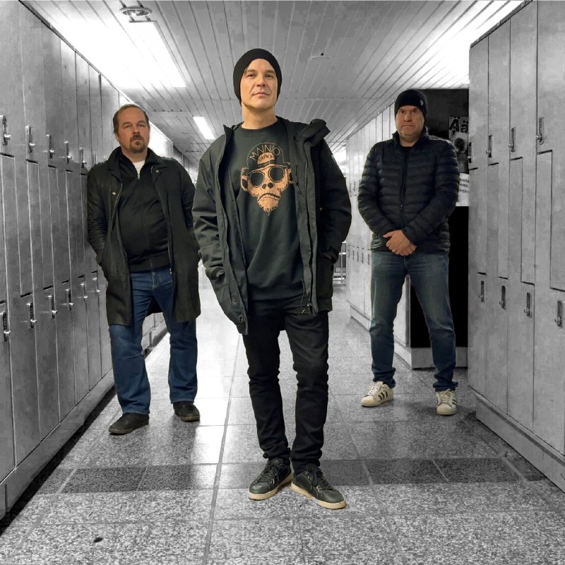 VELVETCUT HONORS THE 90s GRUNGE ERA WITH THE GREAT CHAMELEON (NEW SKIN) REVITALIZED ALBUM DROPS NOVEMBER 21, 2025 VIA ROCKHOPPER MUSIC