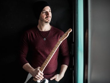 JON HARRIS SERVES UP A FUNK-ROCK FEAST WITH NEW “MUSTARD N KETCHUP” PLAYTHROUGH