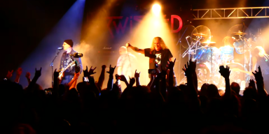 TWISTED SISTER Plays First Show With SEBASTIAN BACH On Vocals: "I'm The Lead Singer Of TWISTED SISTER"