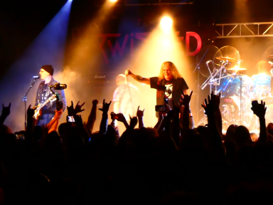 TWISTED SISTER Plays First Show With SEBASTIAN BACH On Vocals: "I'm The Lead Singer Of TWISTED SISTER"