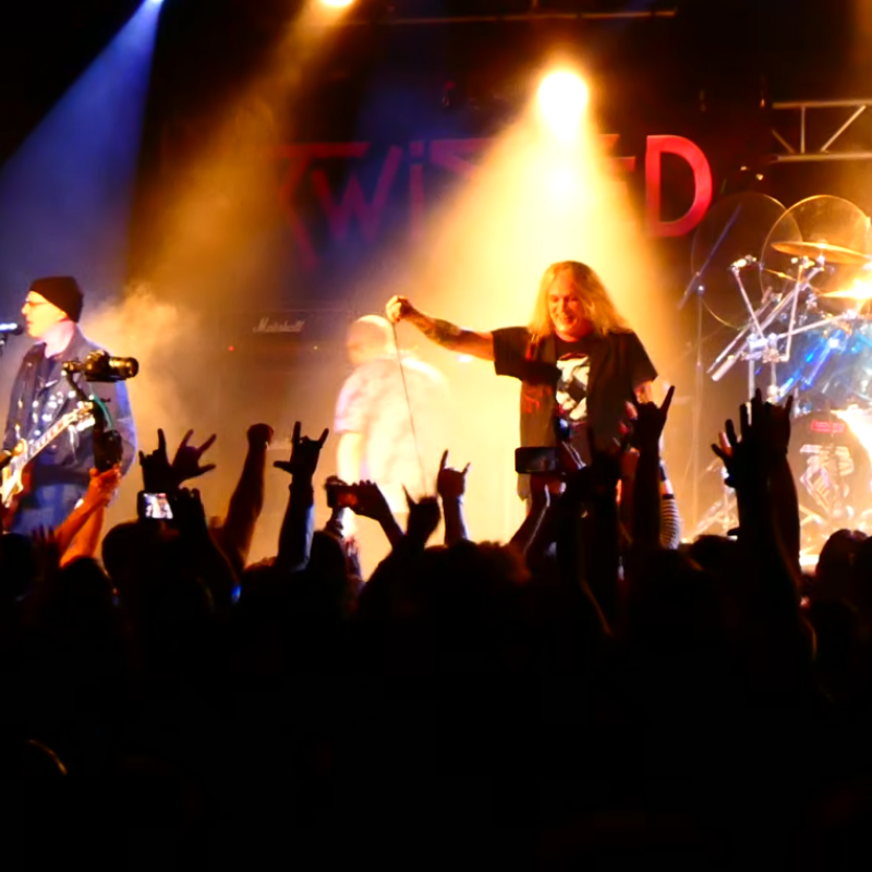 TWISTED SISTER Plays First Show With SEBASTIAN BACH On Vocals: "I'm The Lead Singer Of TWISTED SISTER"