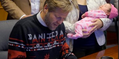 Albuquerque’s Metalhead Mayor Wears PANTERA Christmas Sweater For Bill-Signing Ceremony!
