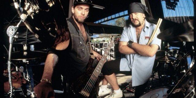  REX BROWN On VINNIE PAUL's Death: 'Never In A Million Years Would I Have Thought It Would Be' Him 