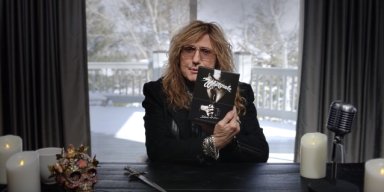  Watch WHITESNAKE's DAVID COVERDALE Unbox 'Slide It In: The Ultimate Special Edition' 