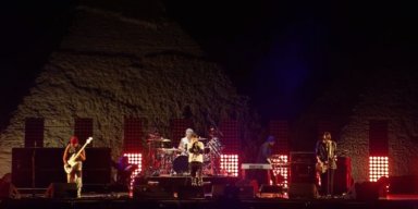  Watch RED HOT CHILI PEPPERS' Entire Concert At Egyptian Pyramids 