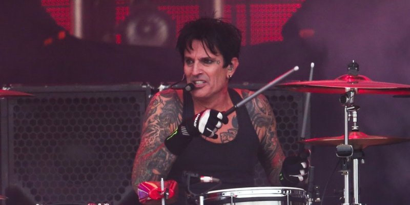 TOMMY LEE Blasts ESQUIRE's 'Laughable' Review Of 'The Dirt' 