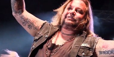  Watch VINCE NEIL: Multi-Camera Video Of Recent Solo Concert 