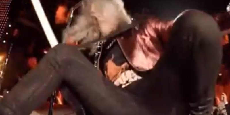 METALLICA's KIRK HAMMETT Slips On His Wah-Wah Pedal, Falls On Stage