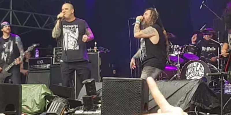 PHILIP ANSELMO & MAX CAVALERA Perform 'Walk' At DYNAMO METALFEST