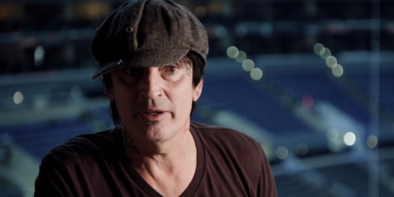  TOMMY LEE Thinks DONALD TRUMP Is 'Scary Delusional' 
