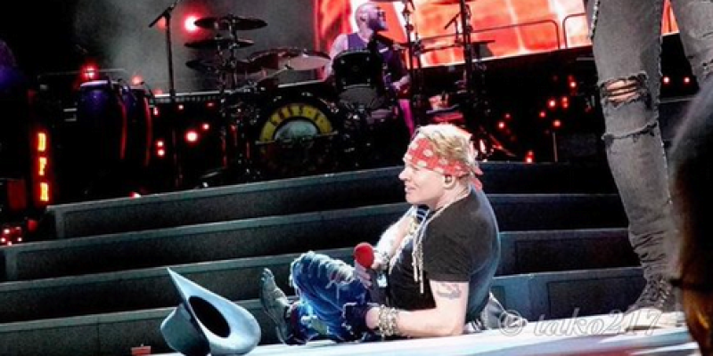 AXL FALLS ON STAGE