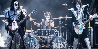 KISS PERFORMS FOR SHARKS