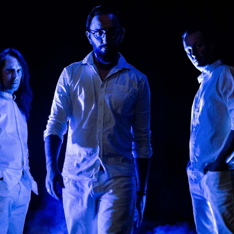 French Sci-Fi Post-Progressive rockers Catchlight premiered new music video "Silent Ghosts" 