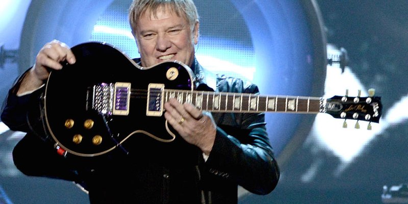 RUSH's ALEX LIFESON Is 'Self-Quarantining'