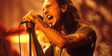 Eddie Vedder plays emotional tribute to Chris Cornell!