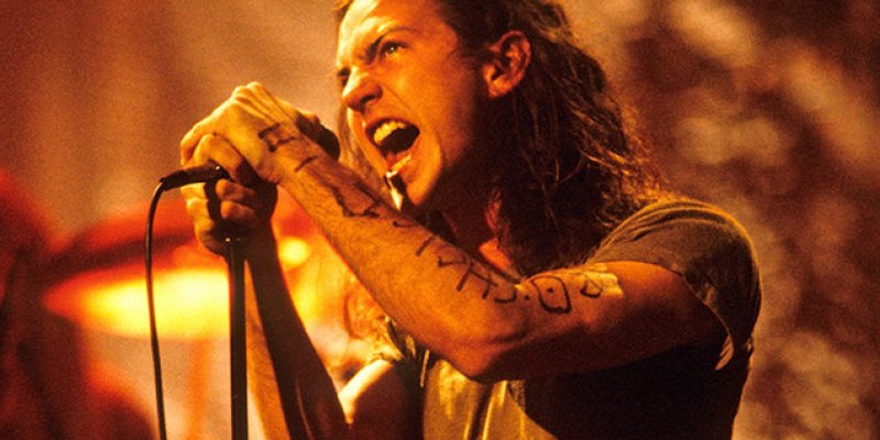 Eddie Vedder plays emotional tribute to Chris Cornell!