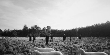 VAMPILLIA Signs to Season of Mist