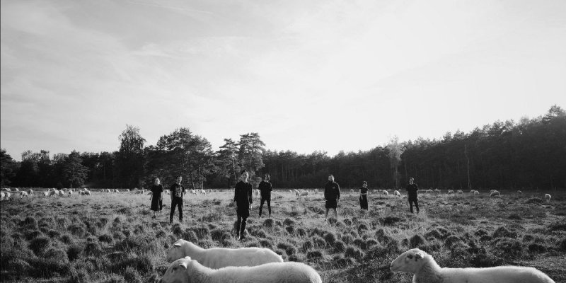 VAMPILLIA Signs to Season of Mist